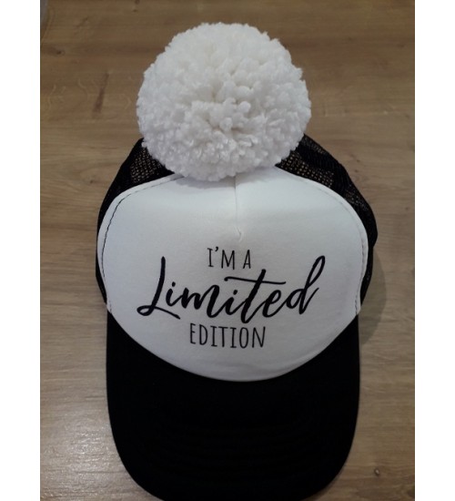 Nelaland kepurytė " I'm Limited EDITION" su baltu bumbulu. Spalva juoda / balta