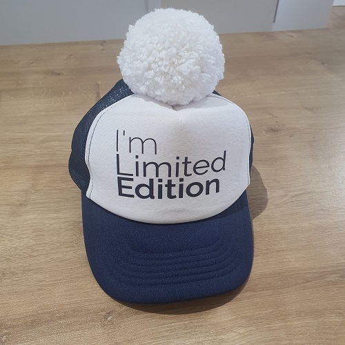 Nelaland kepurytė " I'm Limited EDITION '' su baltu bumbulu. Spalva tamsiai mėlyna / balta