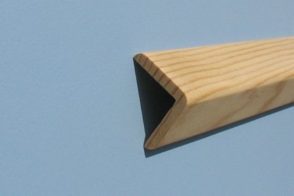 Kampas medinis išorinis PUŠIS 30 x 30 mm