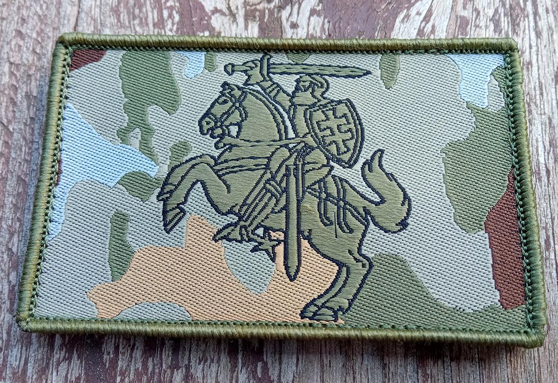 Antsiuvas Vytis khaki camo spalvos fonė .
