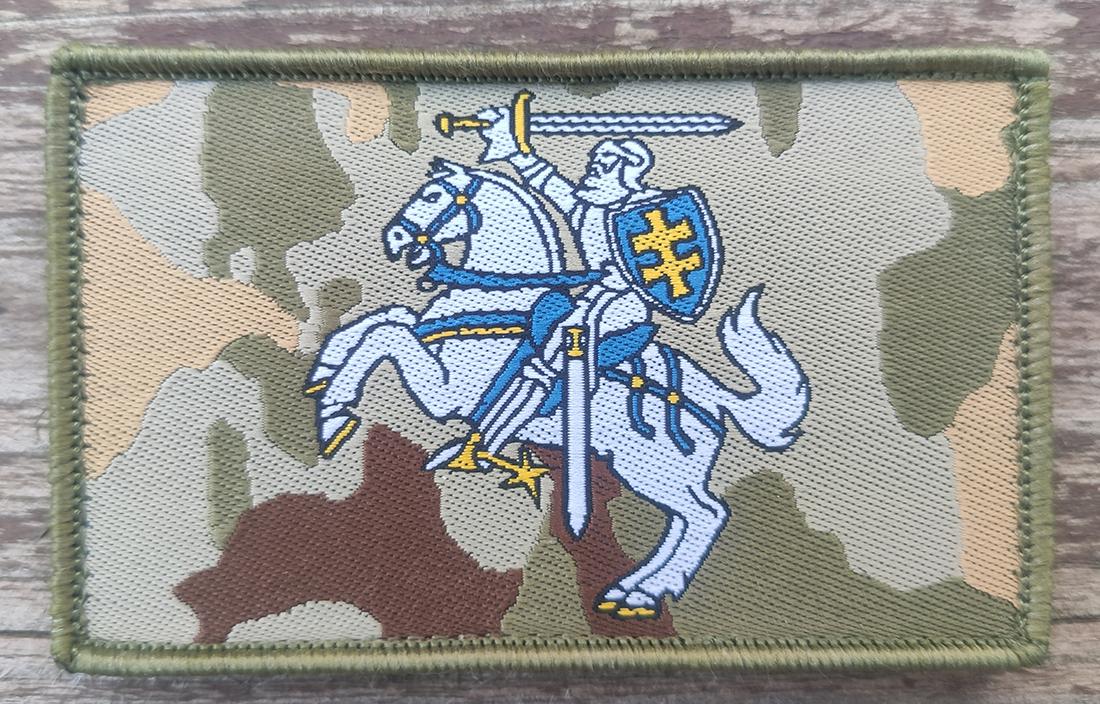 Antsiuvas Vytis baltas camo spalvos fonė .
