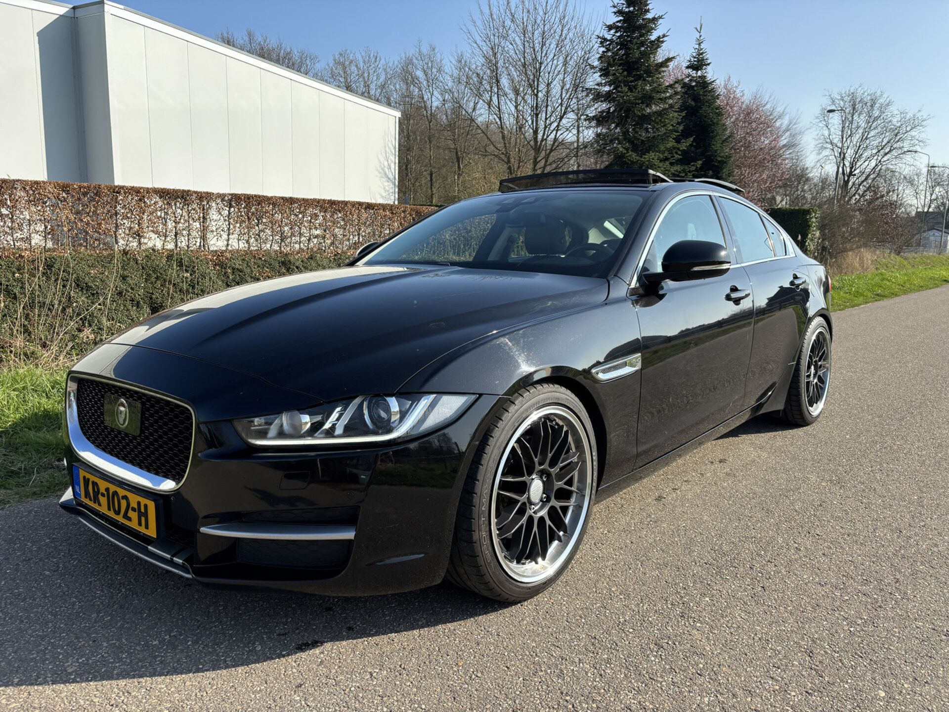 Jaguar XE 2016 Juoda