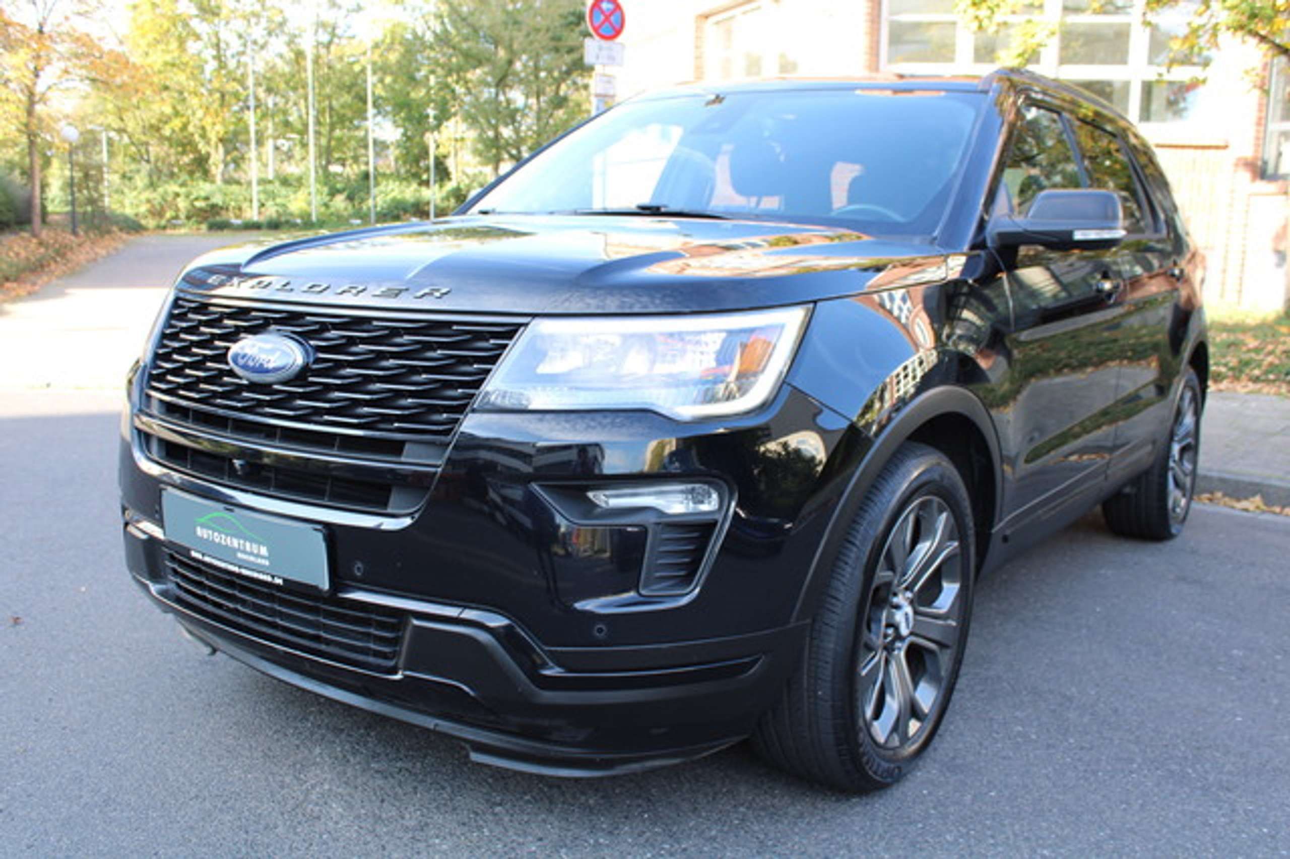 Ford Explorer 2018 Juoda