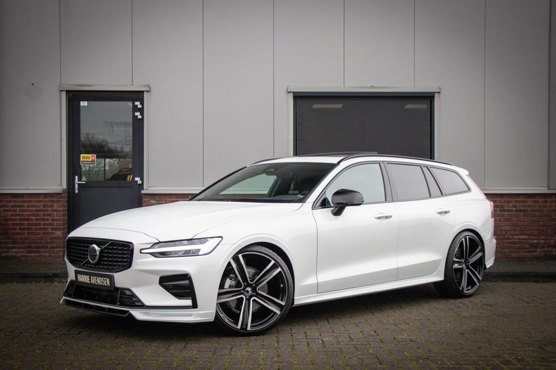 Volvo V60 2023 Balta