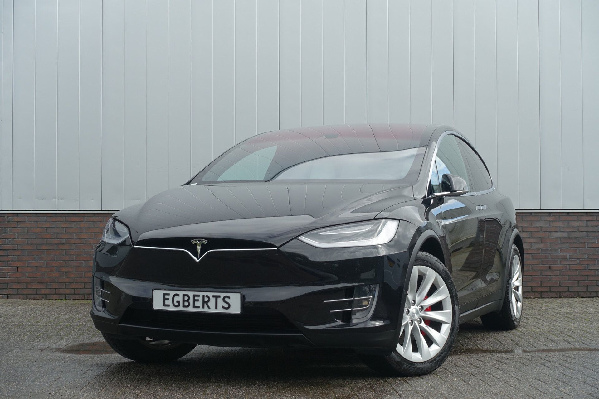 Tesla Model X 2016 Juoda