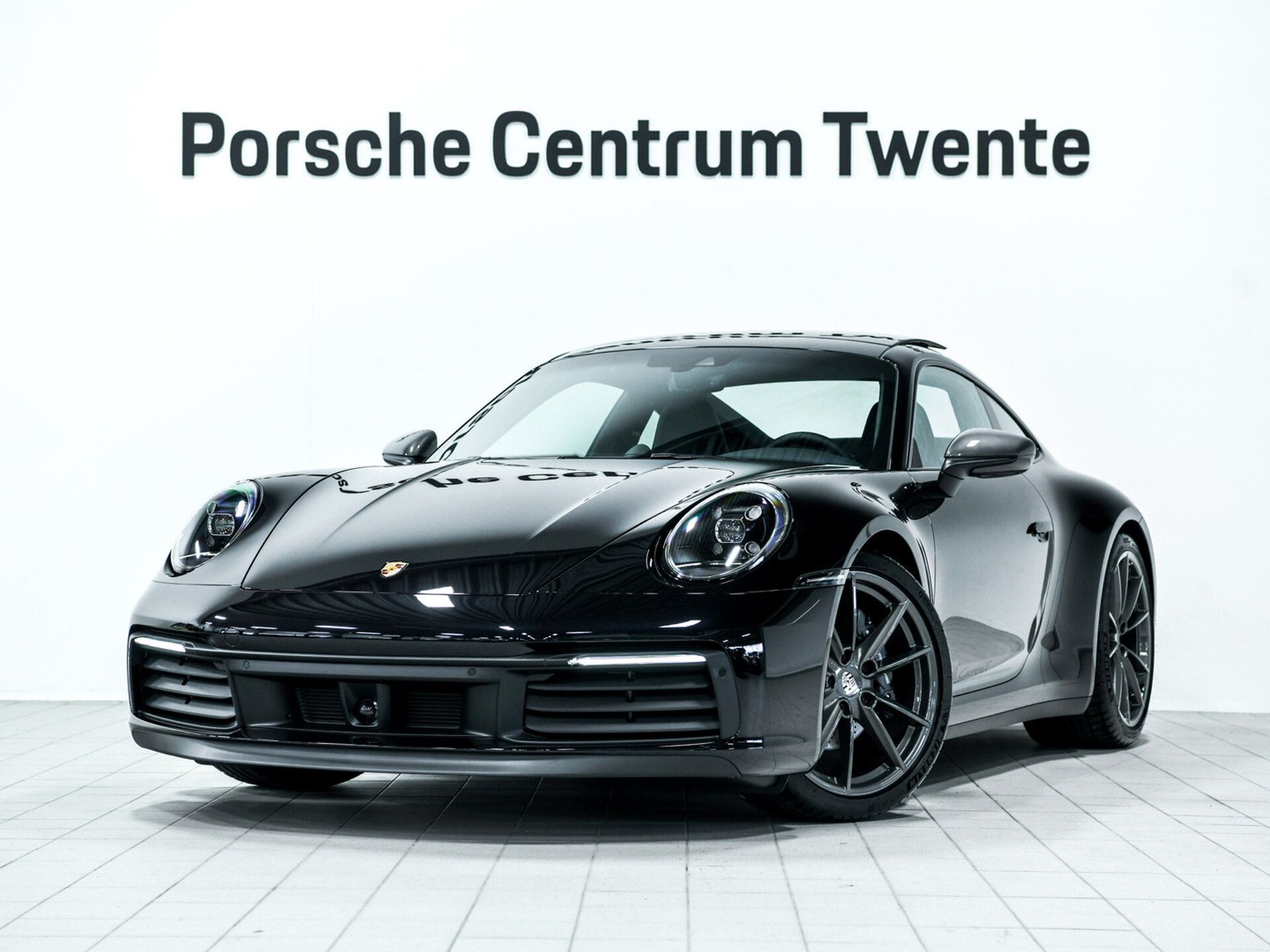 Porsche 992 2025 Juoda