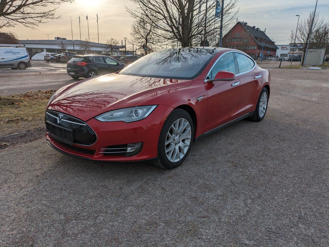 Tesla Model S 2014 Raudona