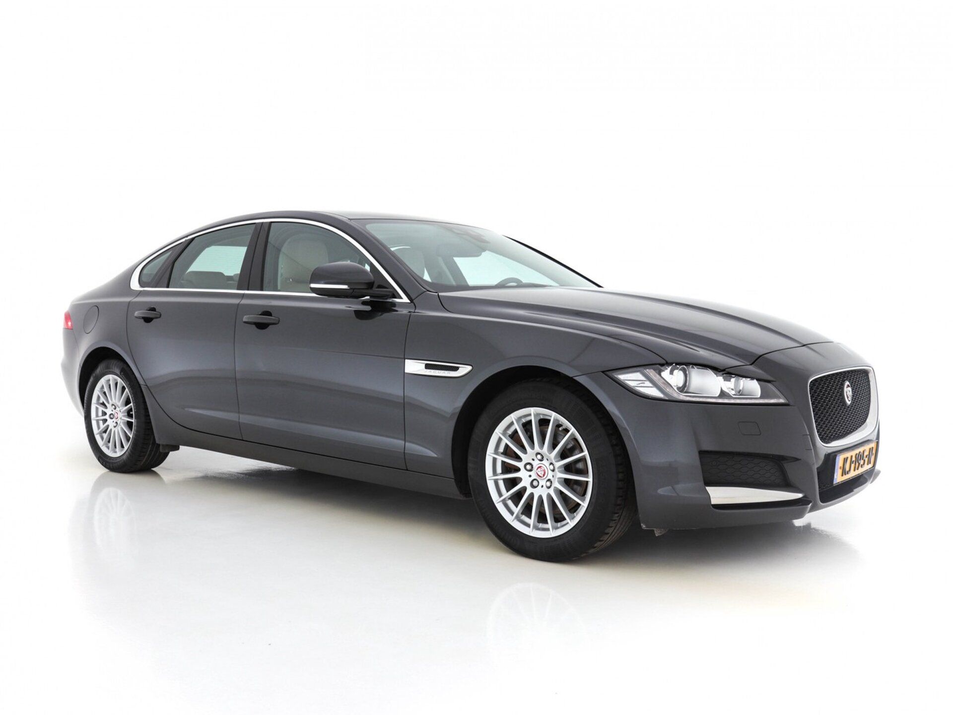 Jaguar XF 2016 Pilka