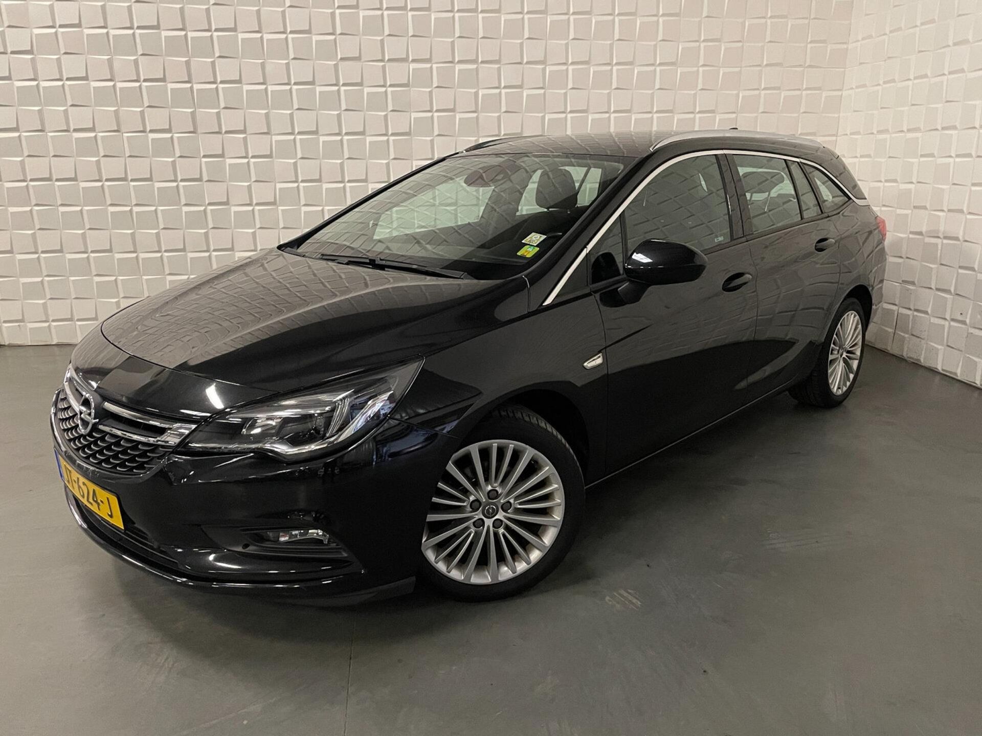 Opel Astra 2016 Juoda