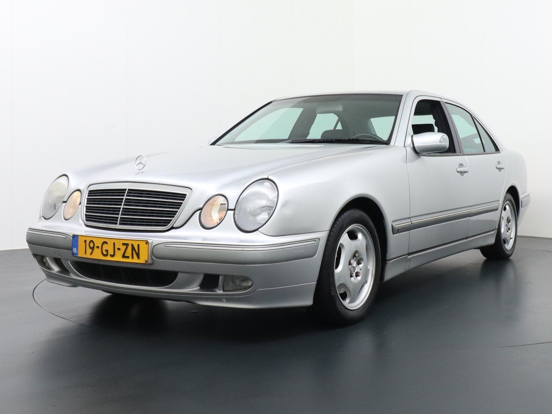 Mercedes-Benz E 200 2001 Pilka