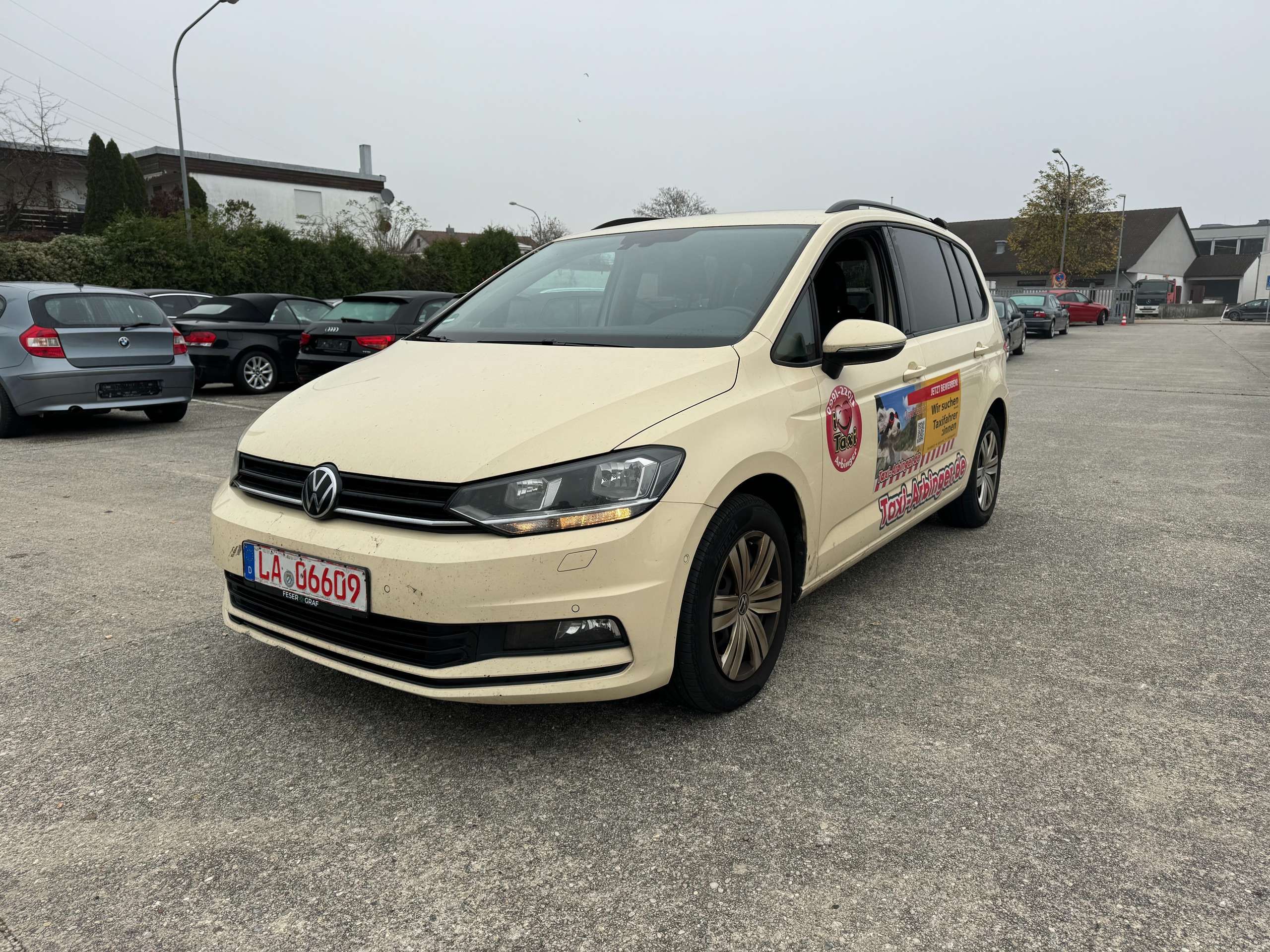 Volkswagen Touran 2022 Geltona