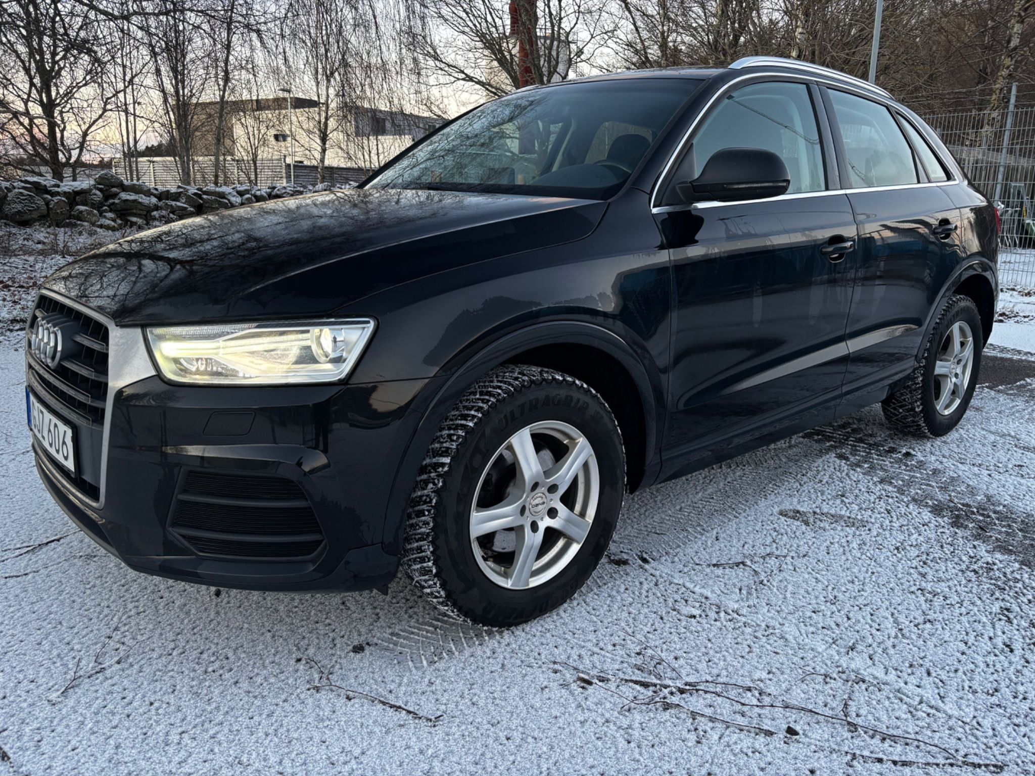 Audi Q3 2017 Juoda