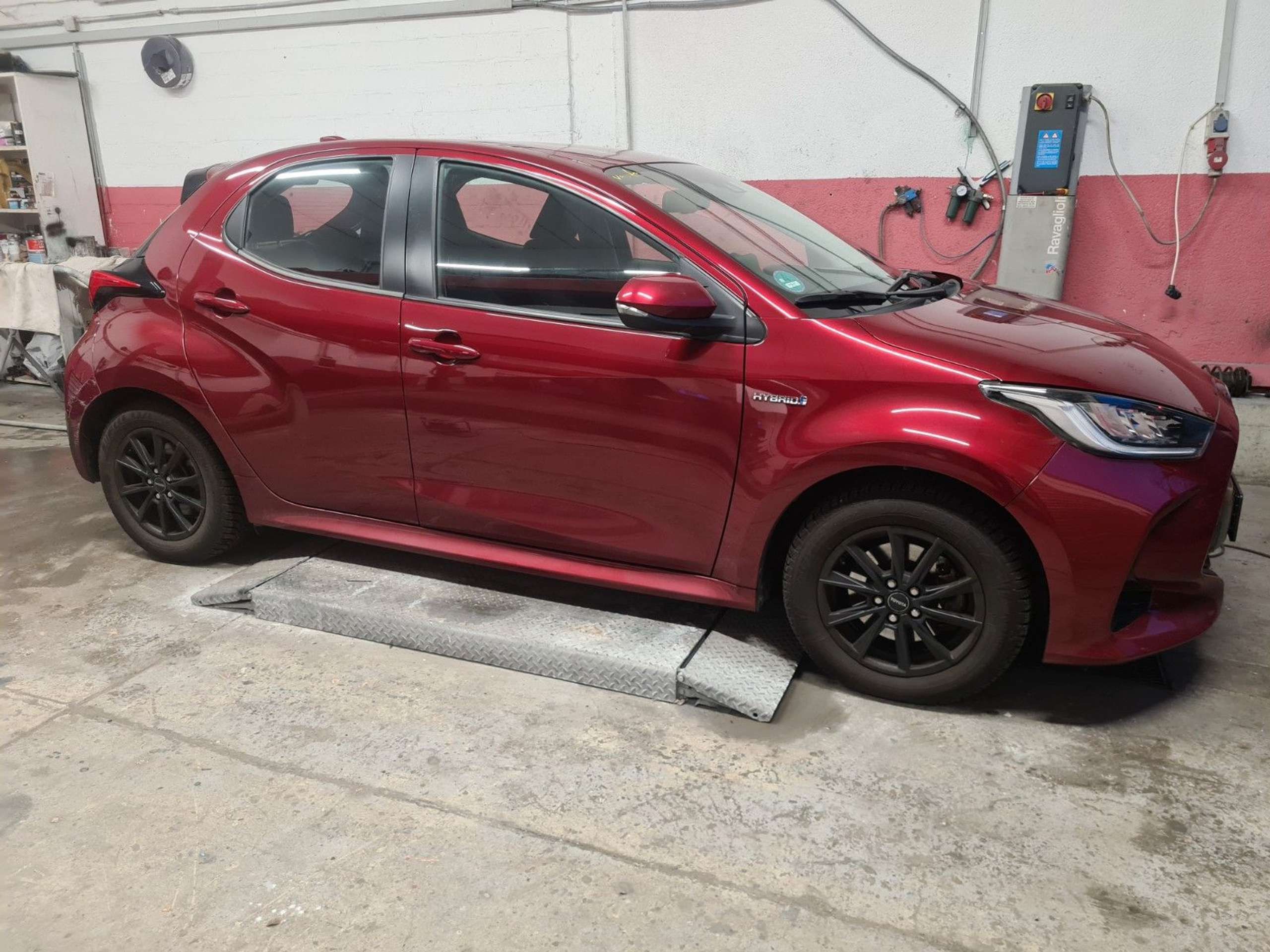 Toyota Yaris 2021 Raudona