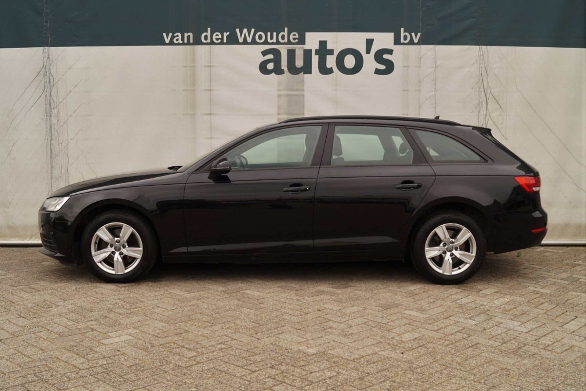 Audi A4 2018 Juoda