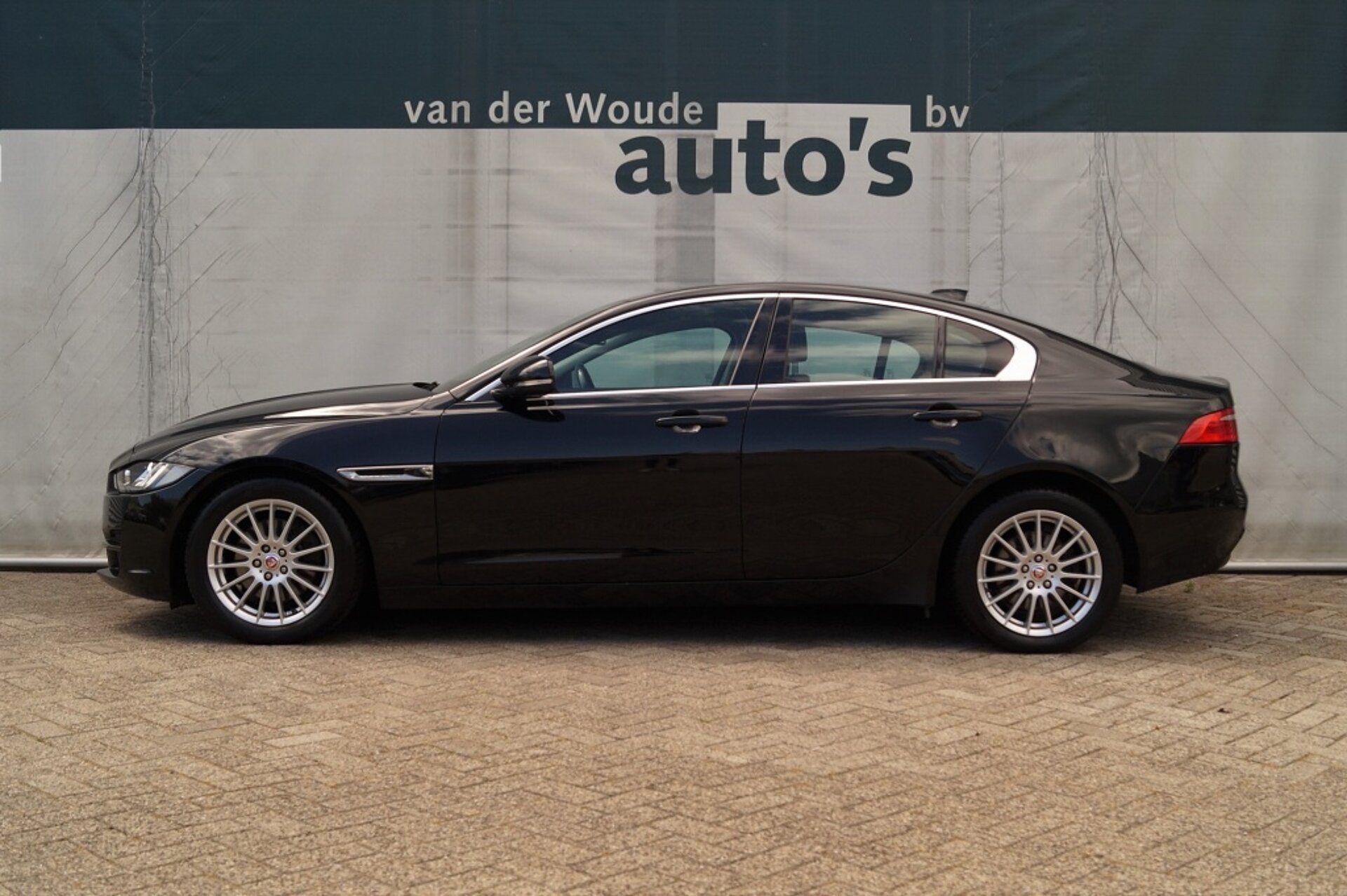 Jaguar XE 2017 Juoda
