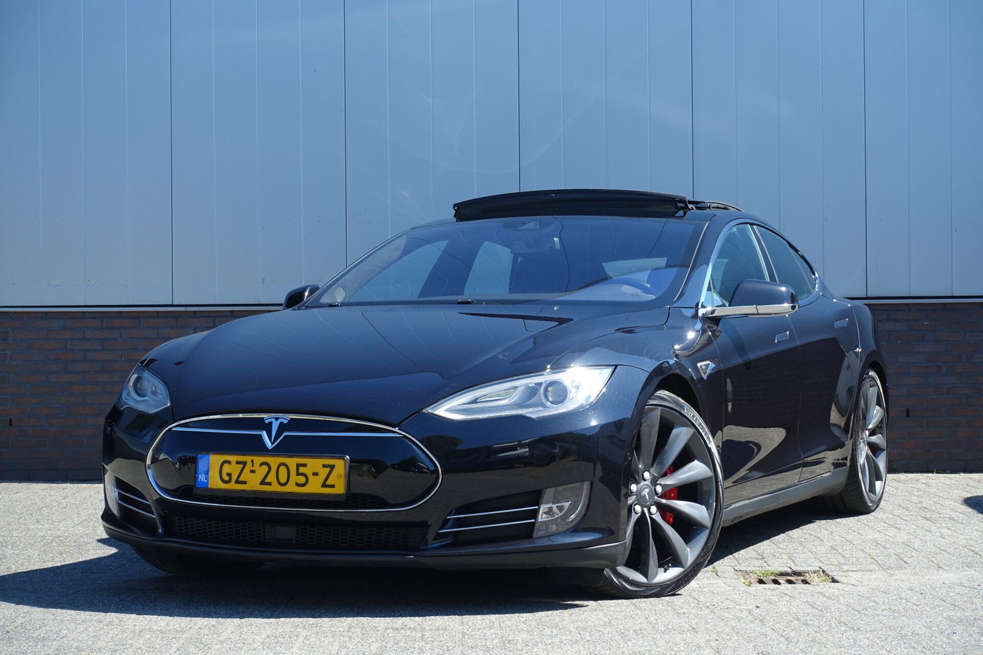 Tesla Model S 2015 Juoda