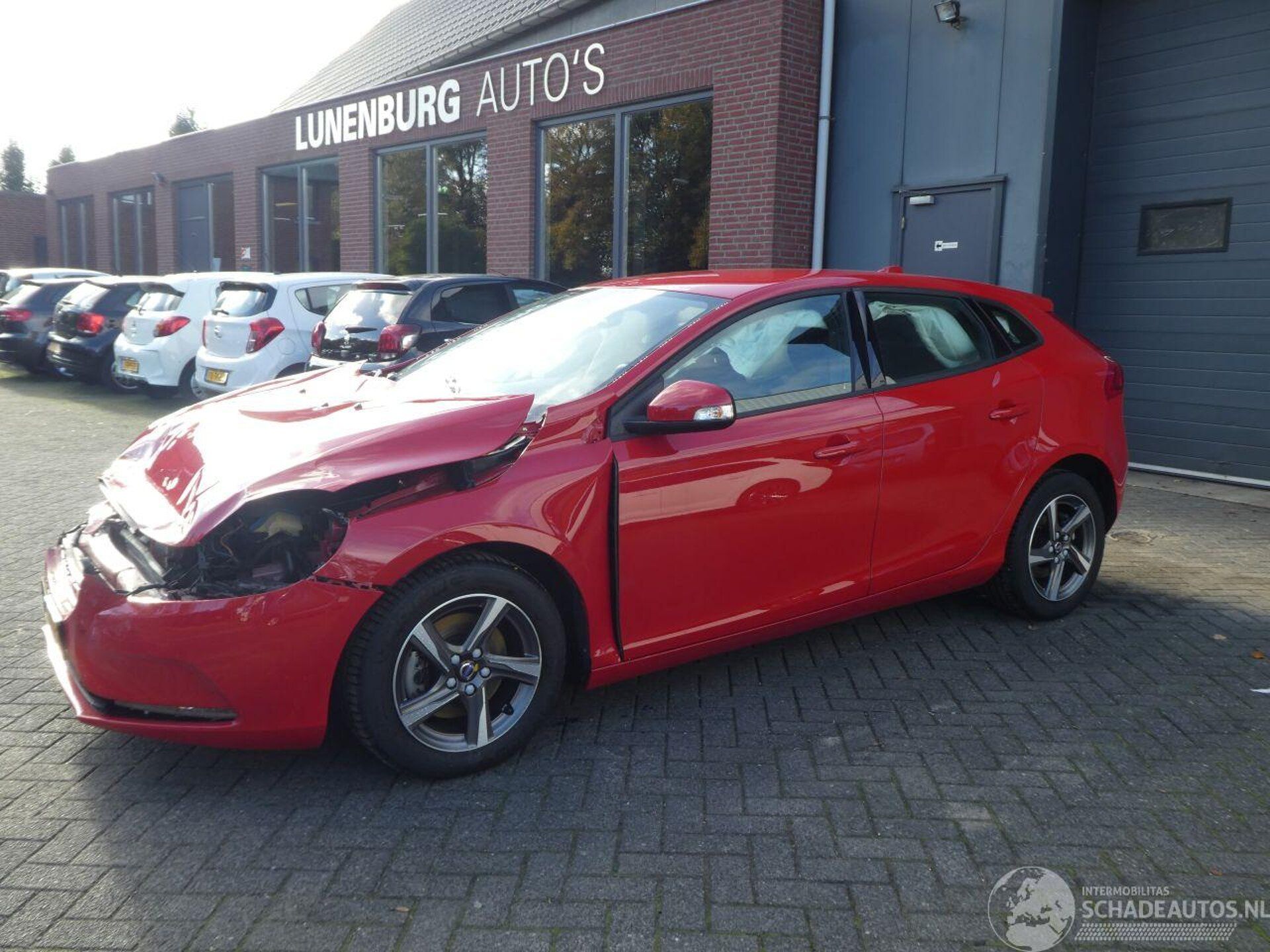 Volvo V40 2017 Raudona