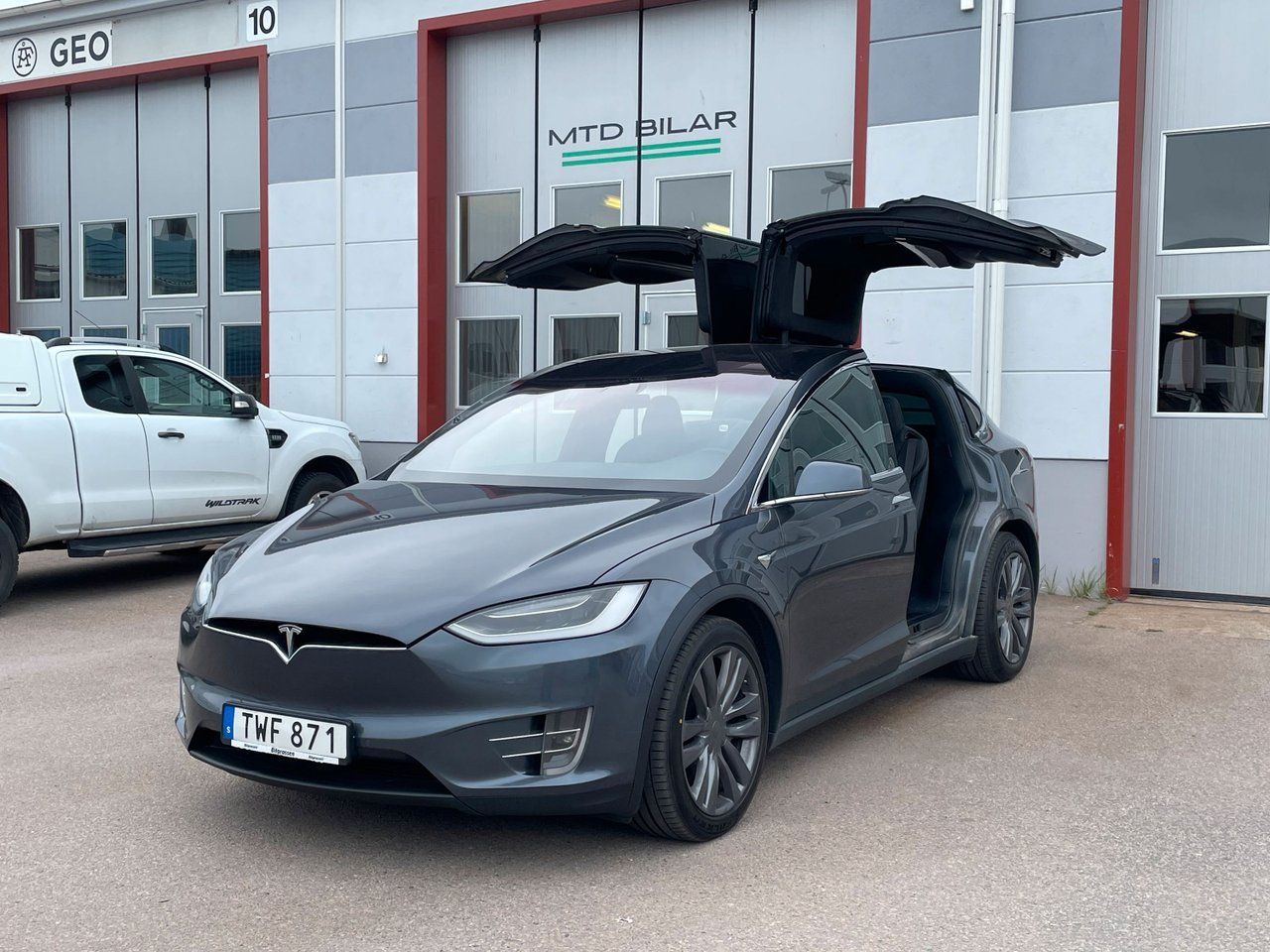 Tesla Model X 2018 Juoda
