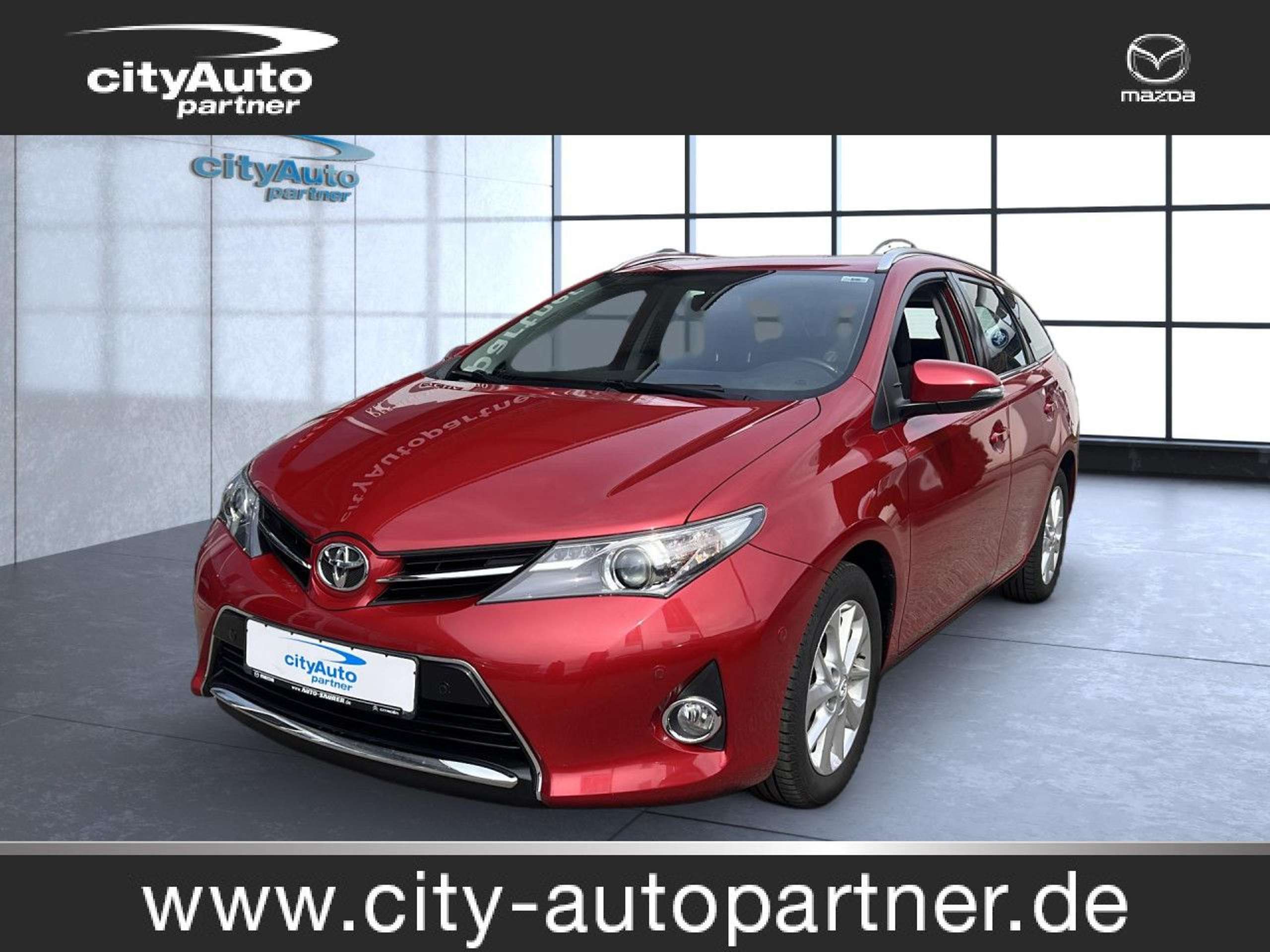 Toyota Auris 2014 Raudona