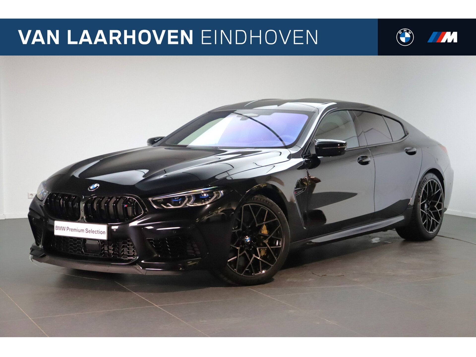 BMW M8 2025 Juoda