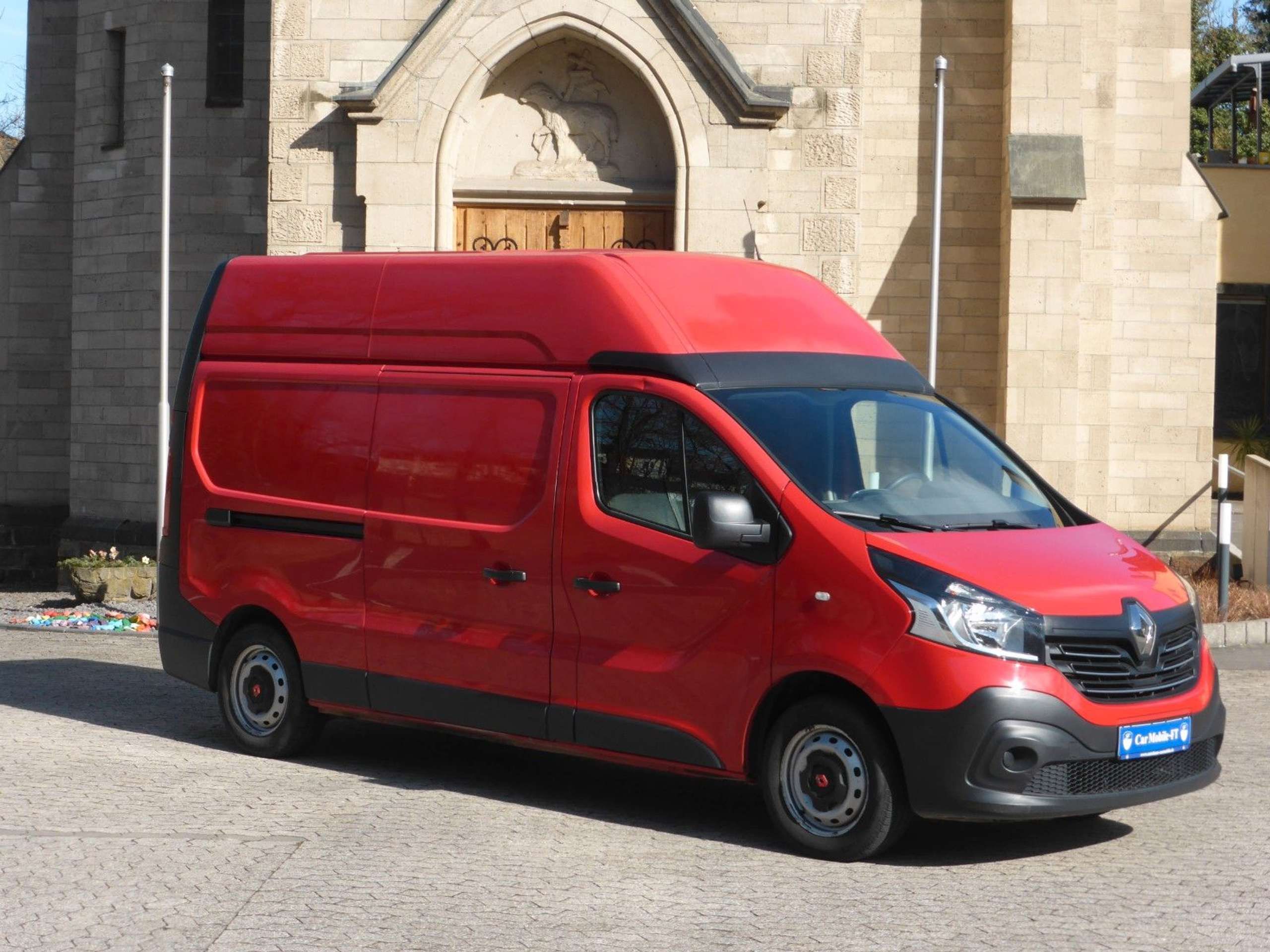 Renault Trafic 2017 Raudona