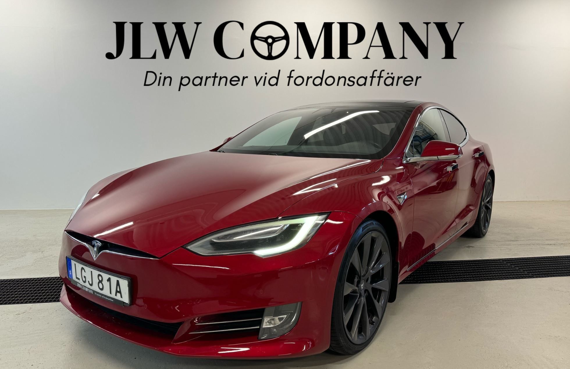 Tesla Model S 2018 Raudona