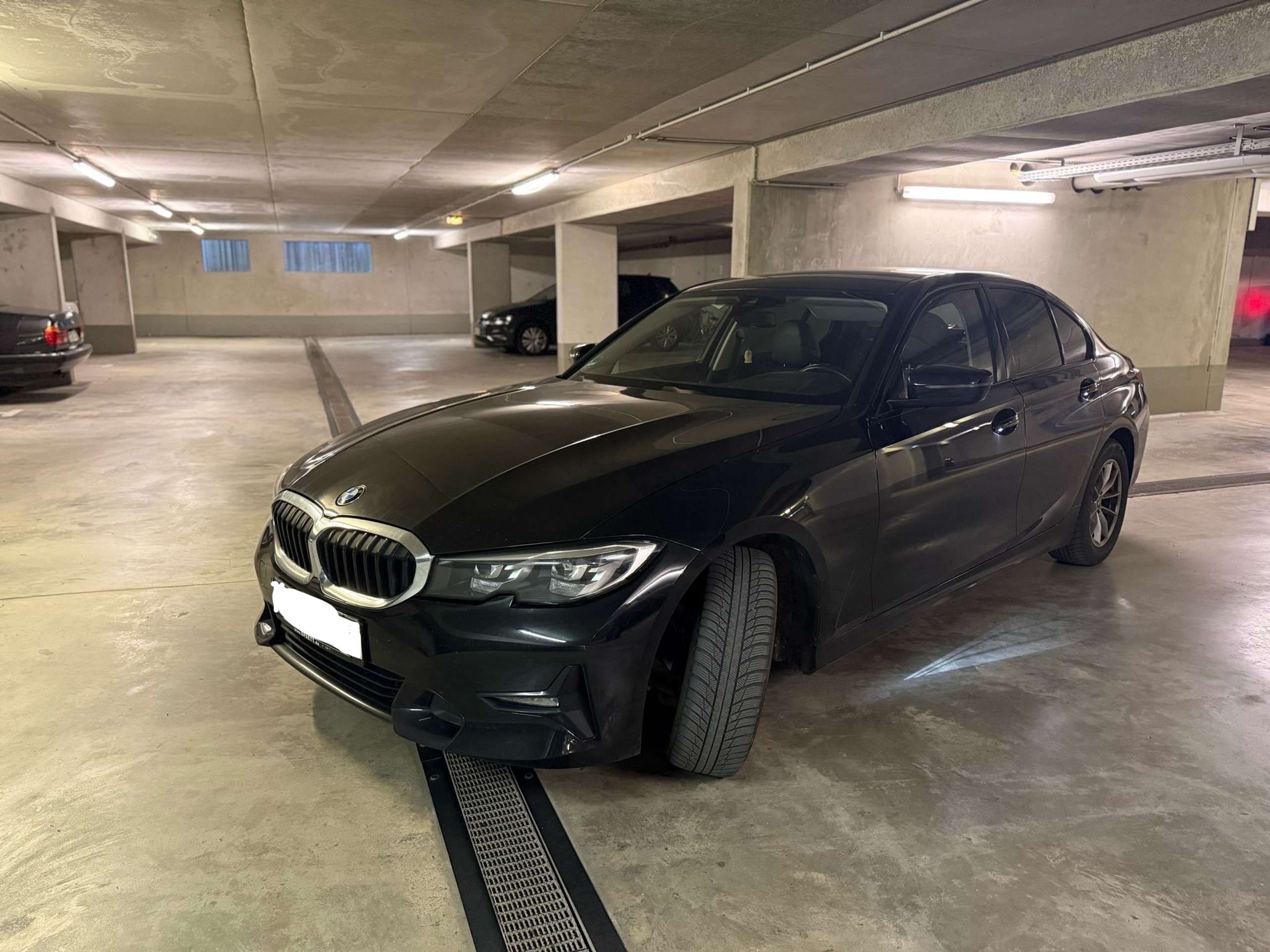 BMW 320 2019 Juoda