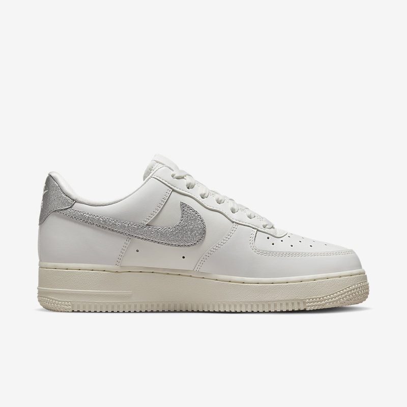 Nike Wmns Air Force 1 '07 - Dydis 38 (DQ7569-100 Laisvalaikio batai)