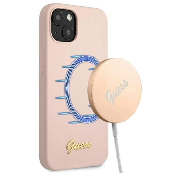 Guess GUHMP13MLSLMGLP iPhone 13 6.1" šviesiai rožinis kietasis silikoninis dėklas su auksiniu logotipu MagSafe
