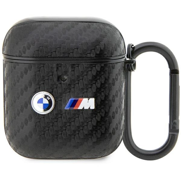 BMW BMA2WMPUCA2 AirPods 1/2 dėklas – juodas/juodas, anglies pluoštas, dvigubas metalinis logotipas