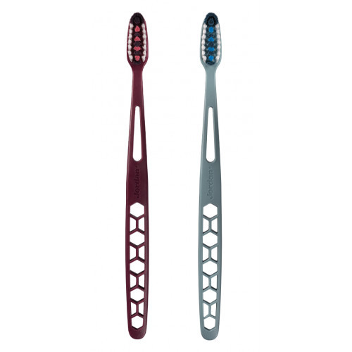 Jordan Ultralite 1+1 Toothbrush Medium Dantų šepetėlių rinkinys, Light Blue + Red