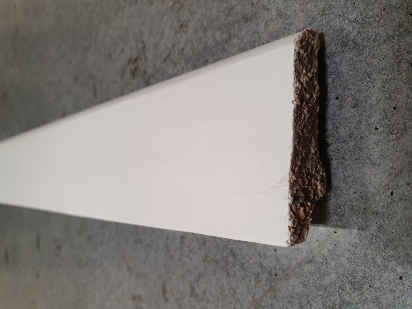 Grindjuostė pušis, baltai dažyta 20x60mm