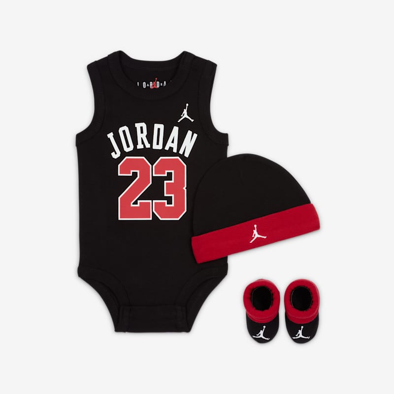 Jordan 23 Smėlinuko, Kepurės Ir Batukų Komplektas - Dydis 6-12 M (MJ0208-023 Bodžiai)