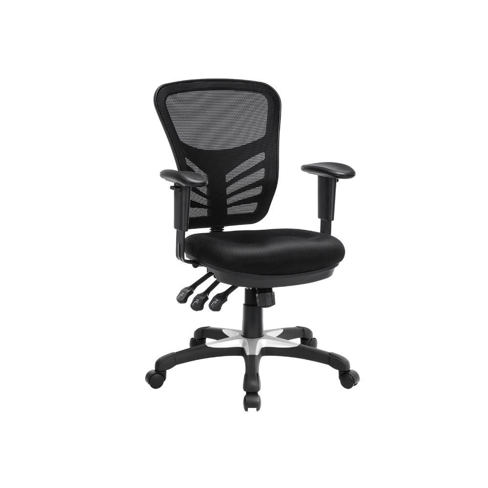 Ergonomiška juoda biuro kėdė su porankiais