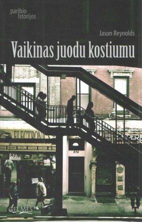 Vaikinas juodu kostiumu
