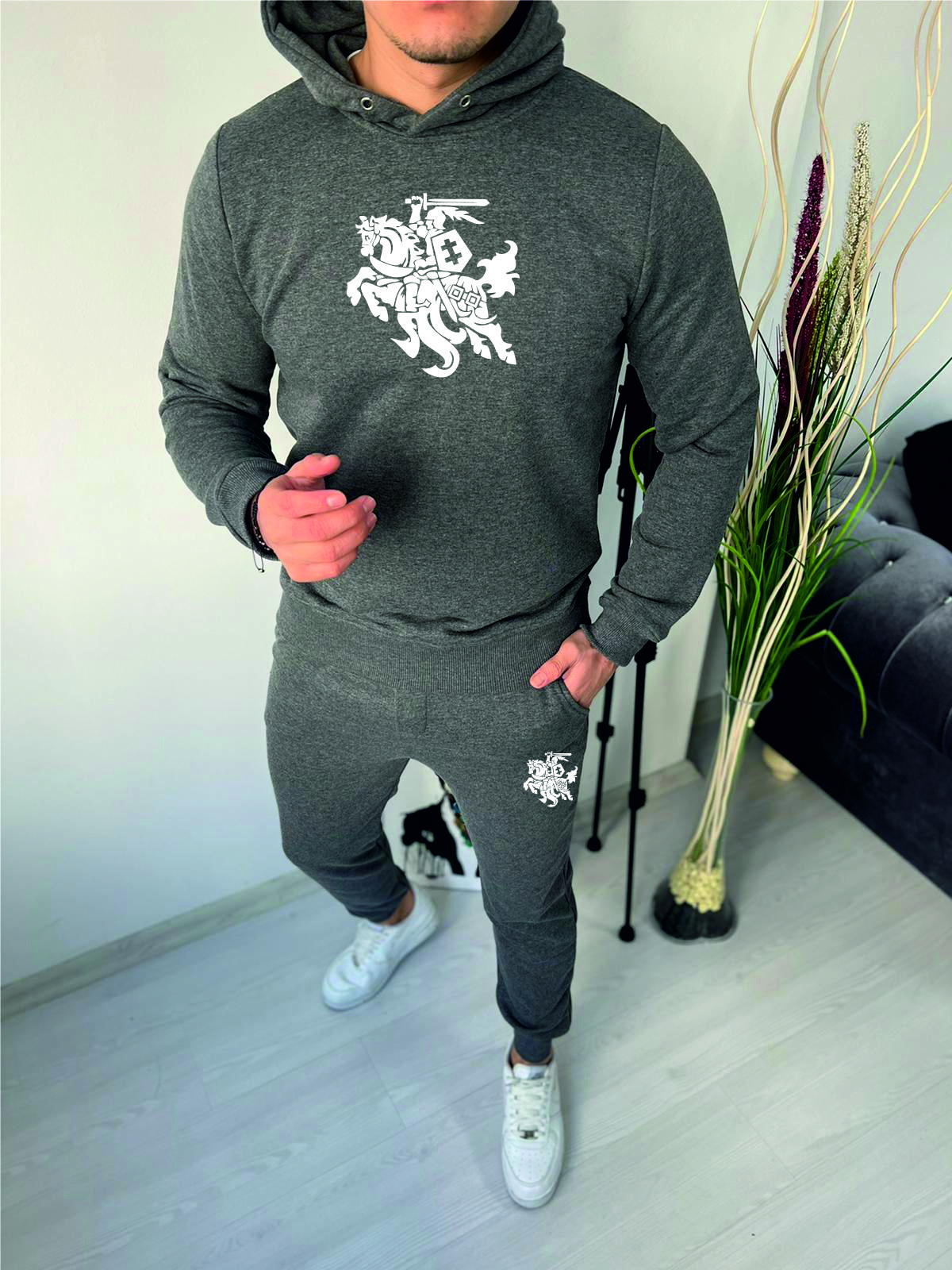 Tamsiai pilkas vyriškas sportinis komplektas su gobtuvu Vytis