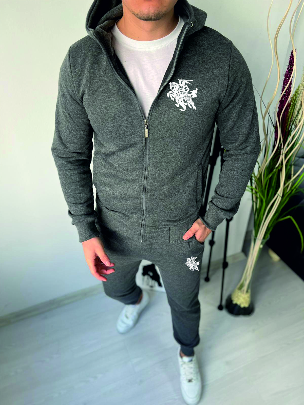 Tamsiai pilkas vyriškas sportinis komplektas su užtrauktuku Vytis