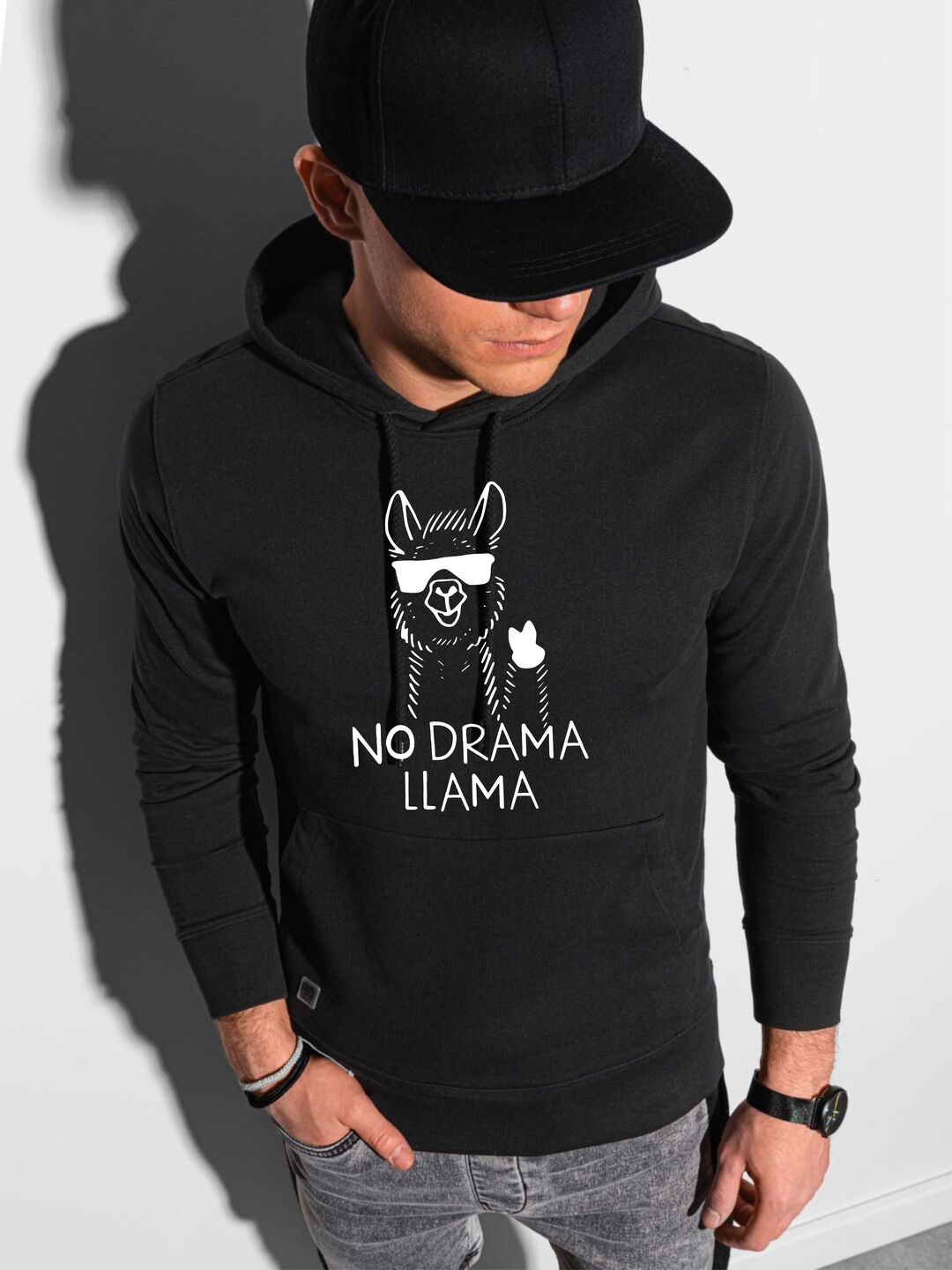 Juodos spalvos džemperis su gobtuvu No drama Llama