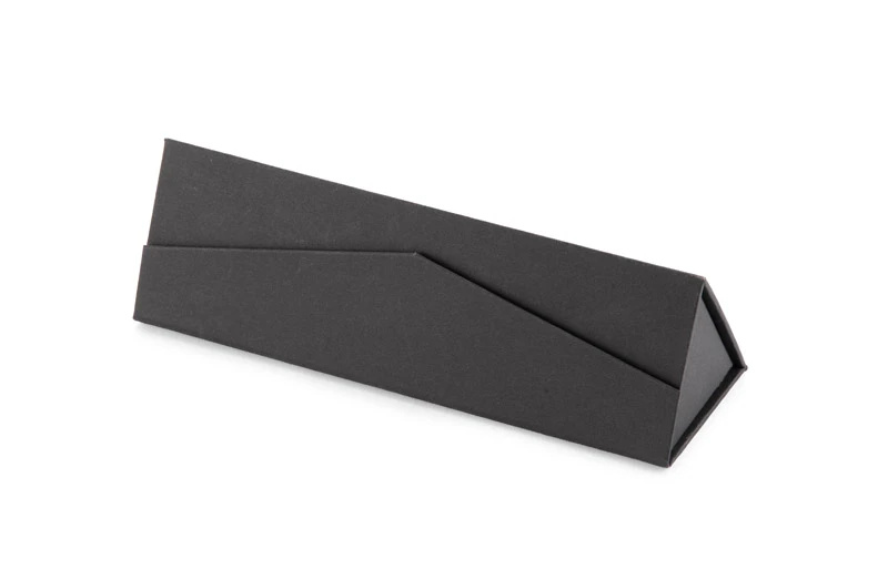 Trikampio formos dėklas su magnetiniu tvirtinimu