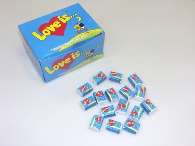 Kramtomoji guma LOVE IS (Braškių ir bananų sk.), 1 vnt.