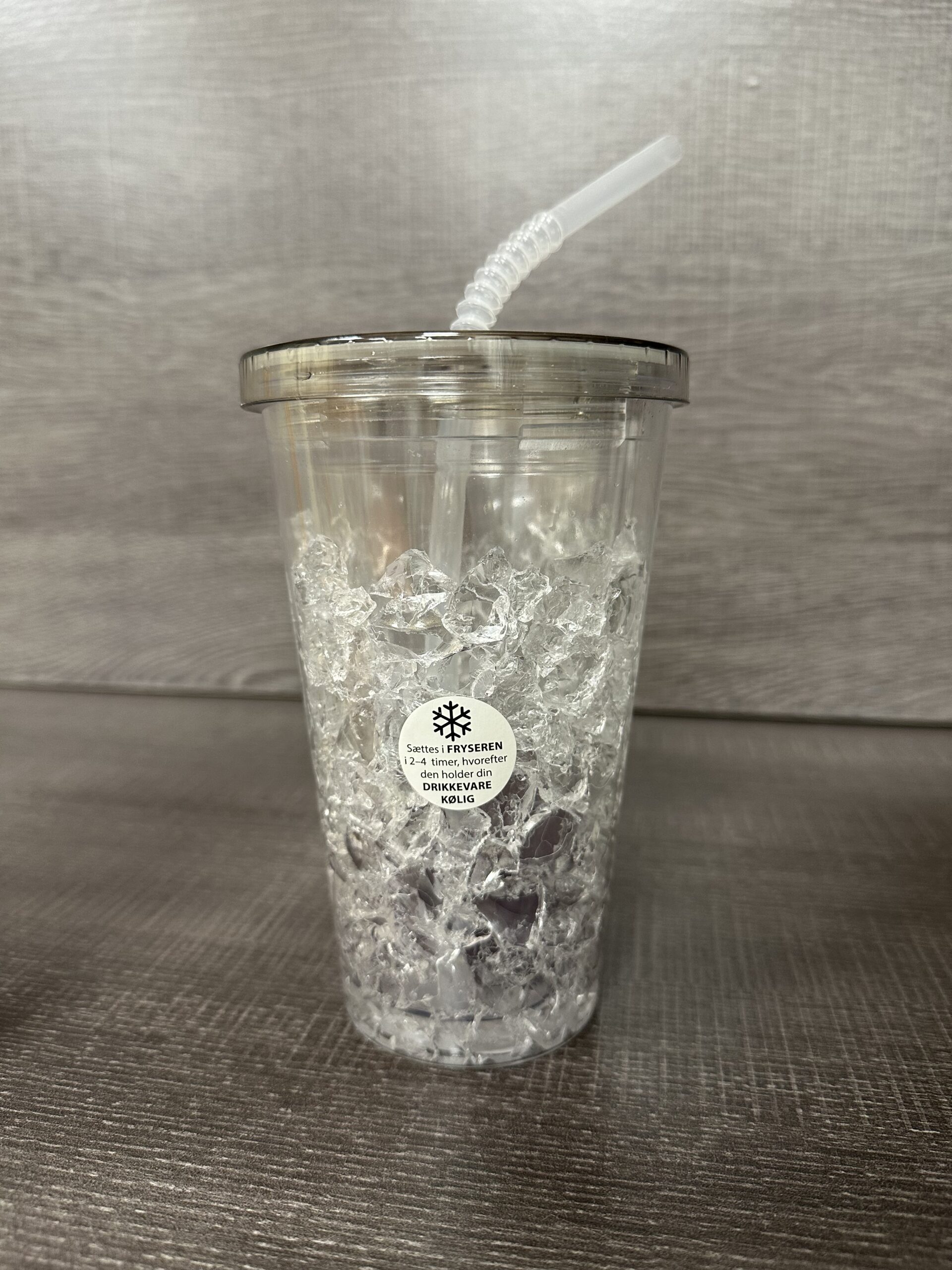 Gėrimą šaldanti gertuvė su šiaudeliu 400ml skaidri bespalvė