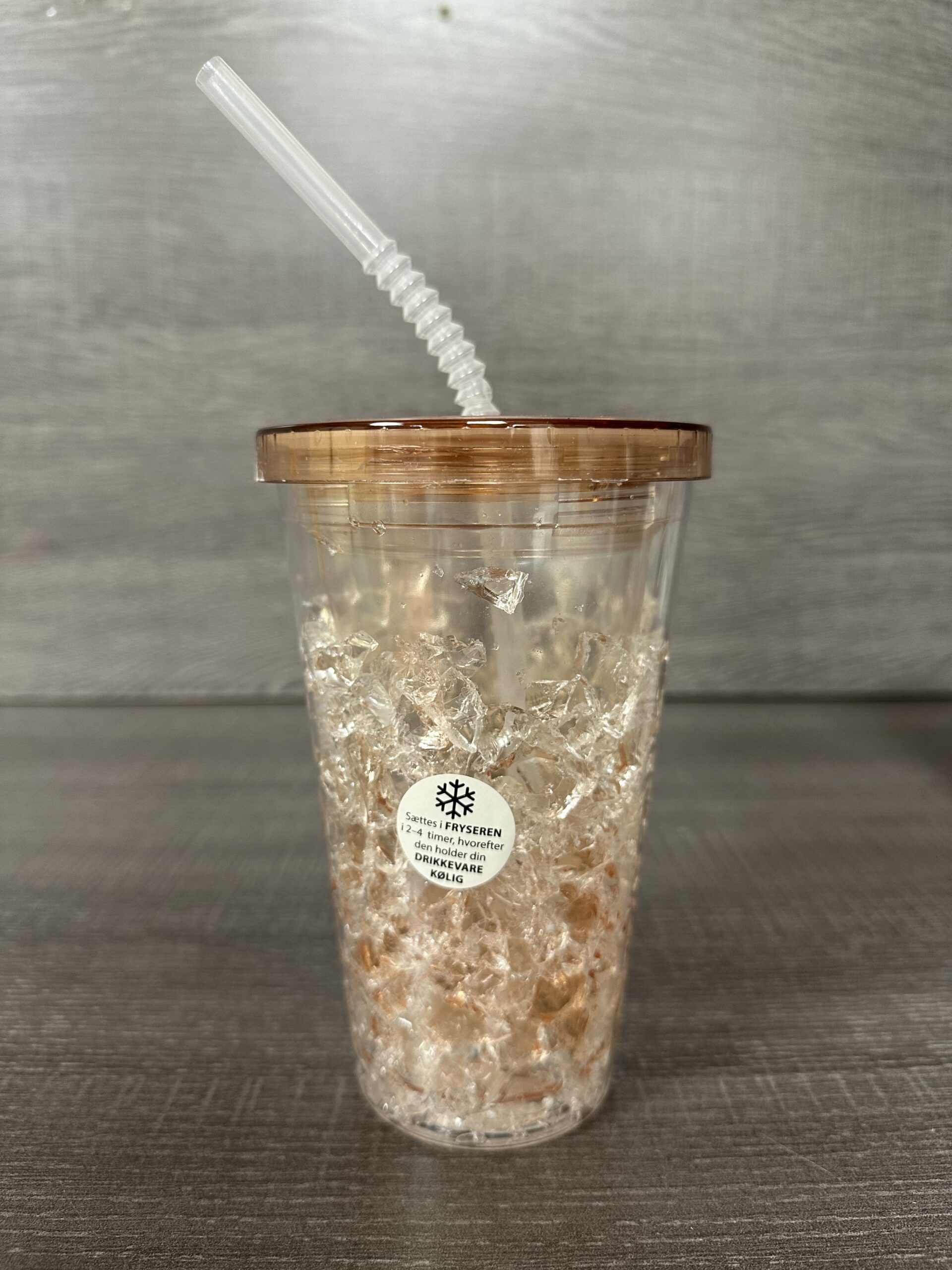 Gėrimą šaldanti gertuvė su šiaudeliu 400ml skaidri rausva