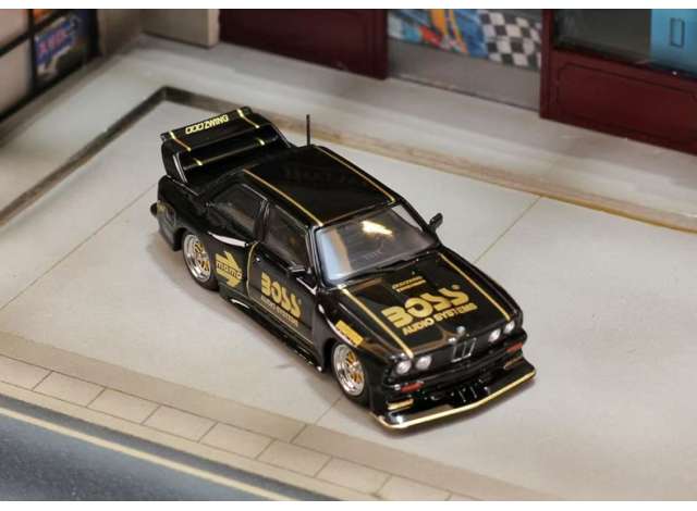 Street Weapon Modeliukas 1/64 BMW E30 *BOSS*, black/gold (yra Sandėlyje)