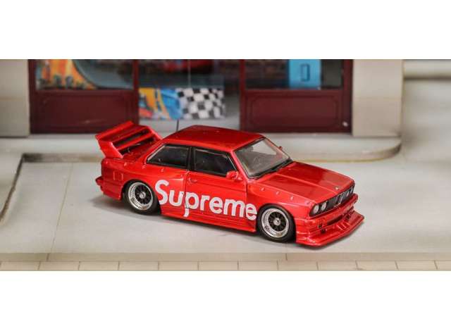 PRE-ORD3R Street Weapon Modeliukas 1/64 BMW E30 *Supreme*, red