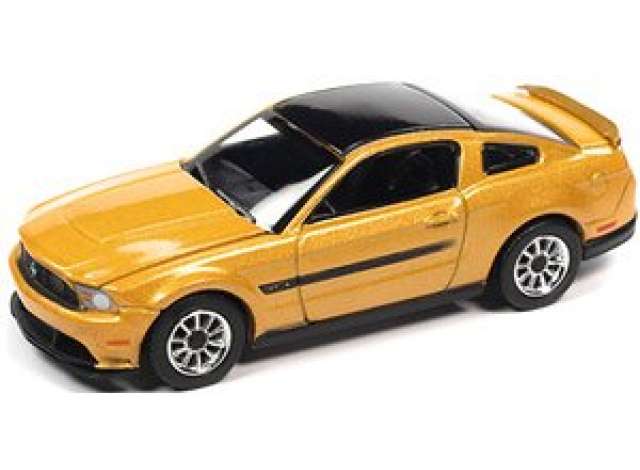 PRE-ORD3R Auto World Modeliukas 2012 Mustang GT/CS, Yellow Blaze Tricoat with Black GT/CS Side Stripes