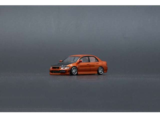 PRE-ORD3R BM Creations Modeliukas 2001 Mitsubishi Lancer Evolution VII LHD, custom orange with black hood