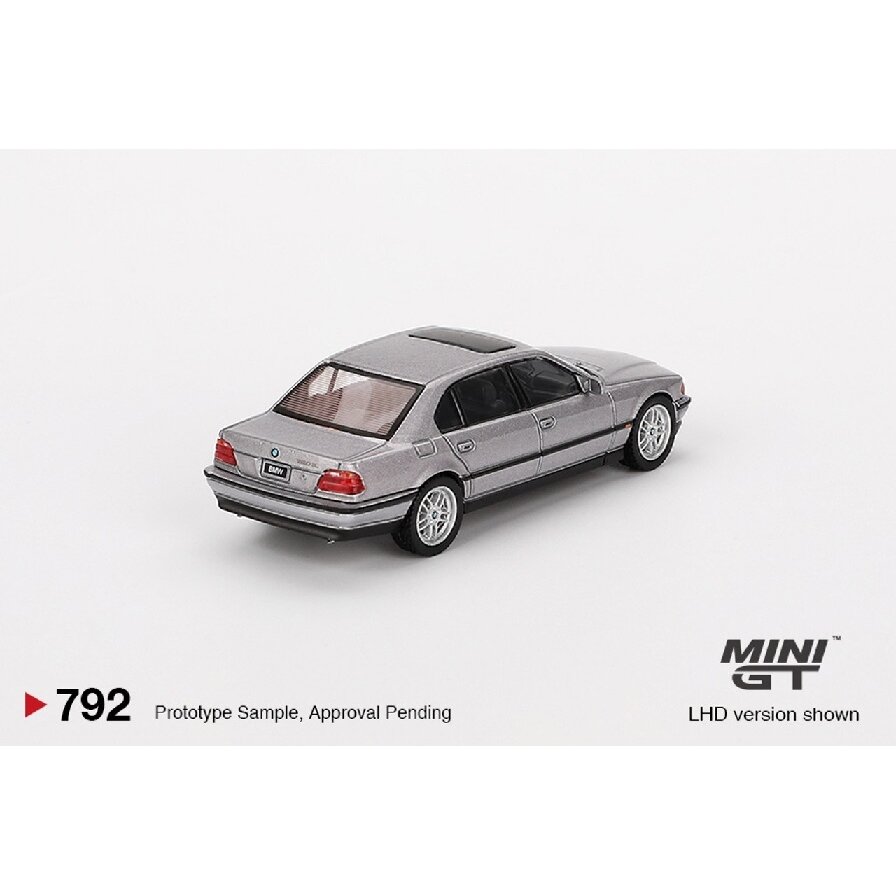 PRE-ORD3R Mini GT Modeliukas 1/64 2000 BMW E38 750 IL, aspen silver metallic