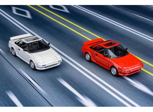PRE-ORD3R Para64 Modeliukas 1985 Toyota MR2 MKI, white left hand drive (cars in a deluxe Acrylic window box)