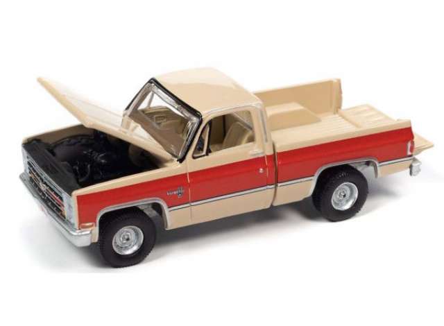 PRE-ORD3R Auto World Modeliukas 1987 Chevrolet Silverado 10 Fleetside, tan body color with bright red center sides