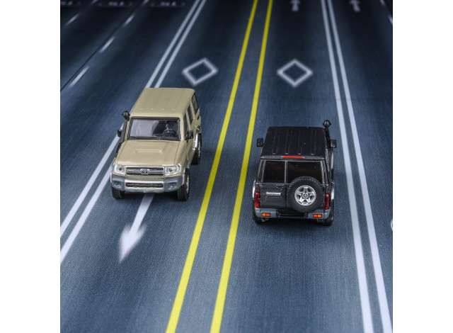 PRE-ORD3R Para64 Modeliukas 2014 Toyota Land Cruiser 76 *Left Hand Drive*, sandy taupe (cars in a deluxe Acrylic window box)